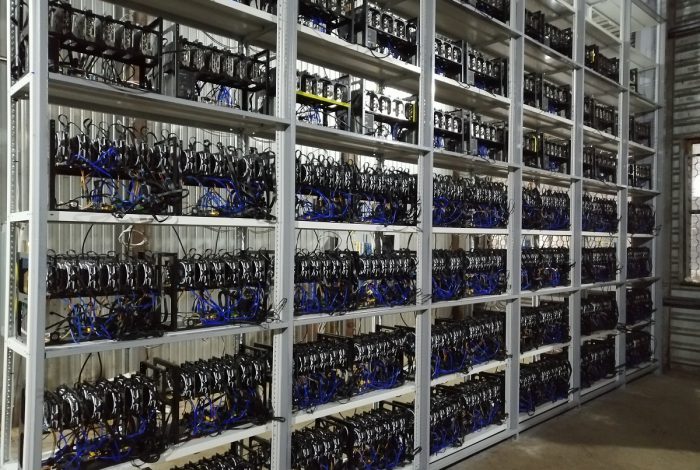 תמונה של המתלה המוגמר עם אותו סוג של אסדות על כרטיסי מסך במלון הכרייה CryptoHotel